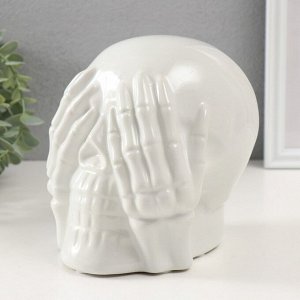 Фигурка керамика «Череп с кистями на глазах», белый, 13.5x14x15 см