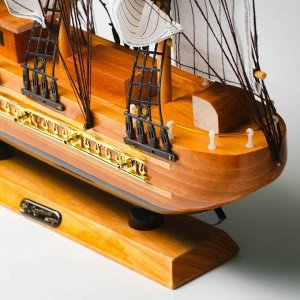 Сувенирная модель корабля «Астрильд», борта светлое дерево, паруса бежевые, 48.5x44x8 см