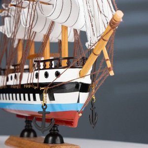 Сувенирная модель корабля «Победа», борта триколор, паруса белые, 32x32.5x7 см