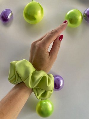 Большая атласная резинка для волос