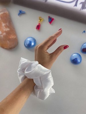 Большая атласная резинка для волос