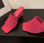 Замшевые сабо на танкетке, фуксия