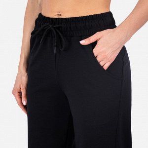 Костюм Черный
Женская куртка-толстовка на молнии, с отложным воротником, карманами в рельефах, с кулиской по низу изделия.
Женские брюки с притачным поясом, кокеткой, рельефными линиями и кулиской по 