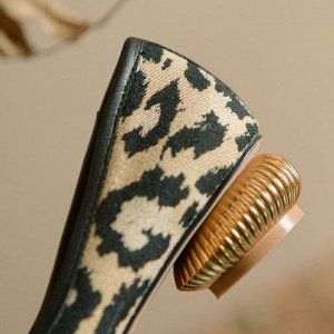 Туфли с необычным низким каблуком, с заостренным носком, с леопардовым принтом, как на фото