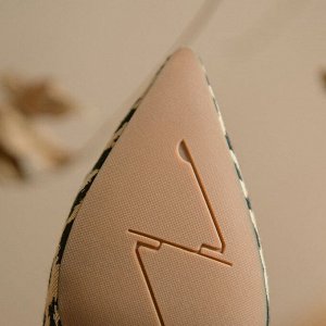 Туфли с необычным низким каблуком, с заостренным носком, с леопардовым принтом, как на фото