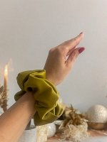 Большая атласная резинка для волос