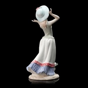Сувенир керамика "Молодая девушка в шляпке с корзиной цветов" 21,5х11х7 см