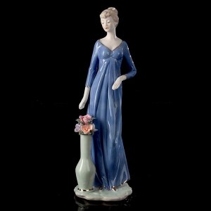 Сувенир керамика "Леди в голубом платье у вазы с цветами" 31х10х8,5 см