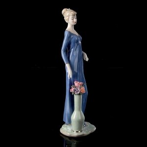 Сувенир керамика "Леди в голубом платье у вазы с цветами" 31х10х8,5 см