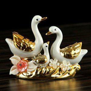 Сувенир керамика "Семейство лебедей с цветами" 11х14,5х4,5 см
