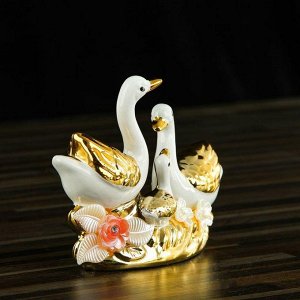 Сувенир керамика "Семейство лебедей с цветами" 11х14,5х4,5 см