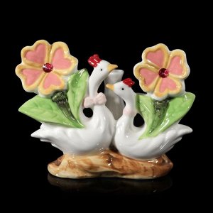 Сувенир керамика вазон "Лебедь и лебёдушка с цветами-сердечками" 15,5х20,5х7 см