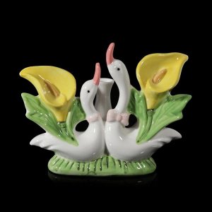 Сувенир керамика вазон "Лебедь и лебёдушка с каллами" 15,5х19х7 см