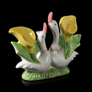 Сувенир керамика вазон "Лебедь и лебёдушка с каллами" 15,5х19х7 см