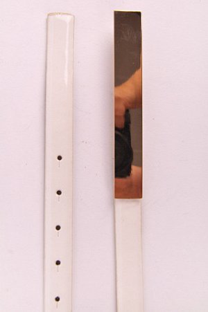 Ремни Ремень белого цвета с длинной золотой пряжкой
					    Длина изделия: 112 см,&nbsp; ширина 1.3 см.
					    Состав: Экокожа.