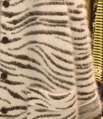 Кофта зимняя на пуговицах черно-белая рисунок зебра