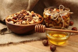 Мёд с орешками (фундук, грецкий, миндаль)