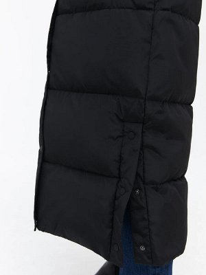 Oversize пуховик с воротником и капюшоном