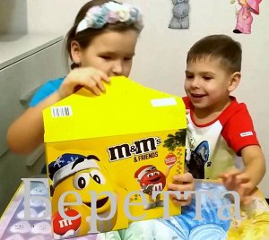 M&M's and Friends (577 гр) Большая посылка с новогодней игрой и стикерами Новогодний подарочный набор