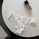 Женские бесшовные кружевные трусы белого цвета