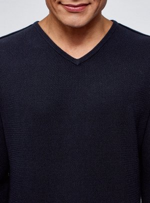Пуловер прямого силуэта с V-образным вырезом
