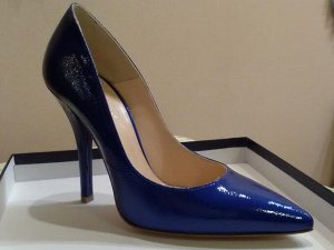 Туфли на высоком каблуке из синей лаковой кожи. Италия