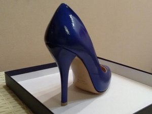 Туфли на высоком каблуке из синей лаковой кожи. Италия