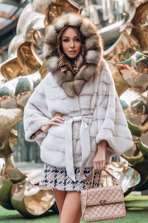 Светлое пончо из меха норки с капюшоном из куницы