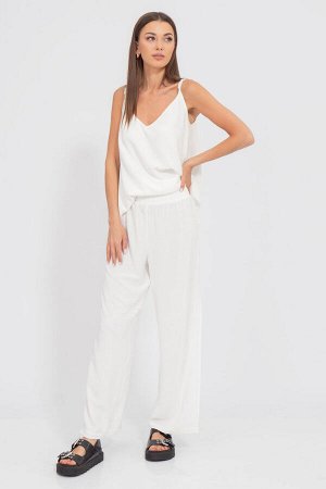 Костюм Костюм Kivviwear 4189419002 молочный 
Состав: ПЭ-100%;
Сезон: Лето
Рост: 170

Костюм, состоящий из брюк палаццо с разрезами по бокам и пояса-резинки, а также джемпера на бретелях, представляет
