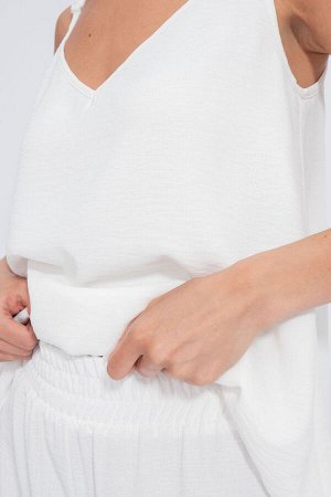 Костюм Костюм Kivviwear 4189419002 молочный 
Состав: ПЭ-100%;
Сезон: Лето
Рост: 170

Костюм, состоящий из брюк палаццо с разрезами по бокам и пояса-резинки, а также джемпера на бретелях, представляет
