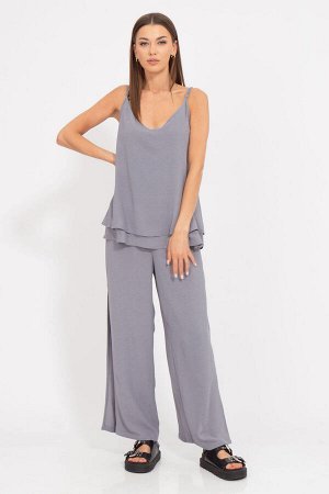 Костюм Костюм Kivviwear 4189419001 серый 
Состав: ПЭ-100%;
Сезон: Лето
Рост: 170

Костюм, состоящий из брюк палаццо с разрезами по бокам и пояса-резинки, а также джемпера на бретелях, представляет со