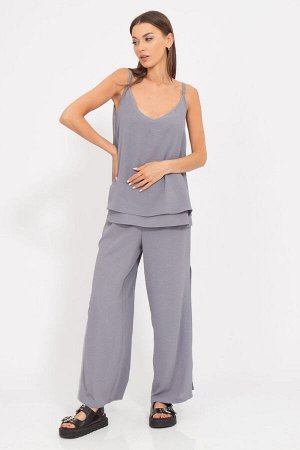 Костюм Костюм Kivviwear 4189419001 серый 
Состав: ПЭ-100%;
Сезон: Лето
Рост: 170

Костюм, состоящий из брюк палаццо с разрезами по бокам и пояса-резинки, а также джемпера на бретелях, представляет со
