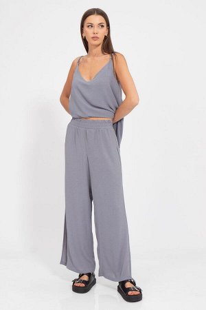 Костюм Костюм Kivviwear 4189419001 серый 
Состав: ПЭ-100%;
Сезон: Лето
Рост: 170

Костюм, состоящий из брюк палаццо с разрезами по бокам и пояса-резинки, а также джемпера на бретелях, представляет со