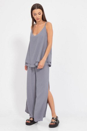 Костюм Костюм Kivviwear 4189419001 серый 
Состав: ПЭ-100%;
Сезон: Лето
Рост: 170

Костюм, состоящий из брюк палаццо с разрезами по бокам и пояса-резинки, а также джемпера на бретелях, представляет со
