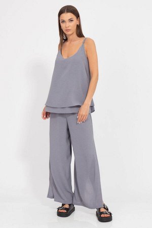 Костюм Костюм Kivviwear 4189419001 серый 
Состав: ПЭ-100%;
Сезон: Лето
Рост: 170

Костюм, состоящий из брюк палаццо с разрезами по бокам и пояса-резинки, а также джемпера на бретелях, представляет со