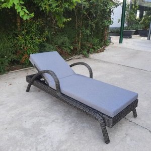 Шезлонг из искусственного ротанга