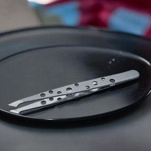 Пинцет косметический 331 (косой 45, сырный антислик, эргономик), с профессиональной заточкой