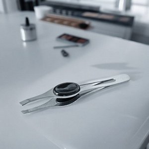 Пинцет косой косметический c большим чёрным силиконовым упором, с профессиональной заточкой, 312
