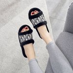 Женские тапочки, цвет черный