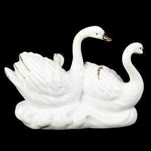 Сувенир керамика "Два лебедя плывут с розой" страза 9х11х5 см