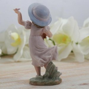 Сувенир полистоун лак "Девочка в шляпке с корзиной цветов" 17х9,5х5 см