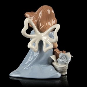 Сувенир керамика "Девочка в голубом платье с корзиной роз на ветру" 13,5х12х7,5 см