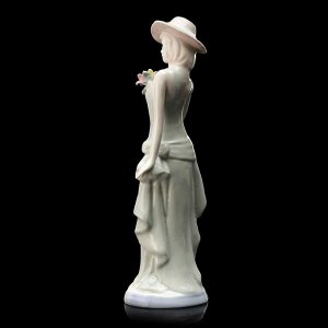 Сувенир керамика "Девушка кокетка с букетом" 22х7х7 см