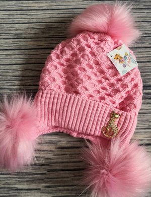 Зимняя шапка для девочки. Цвет розовый, брошь кошка