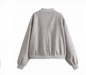 Куртка Куртка выполнена из мягкой ткани.