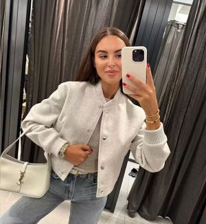 Куртка Куртка выполнена из мягкой ткани.