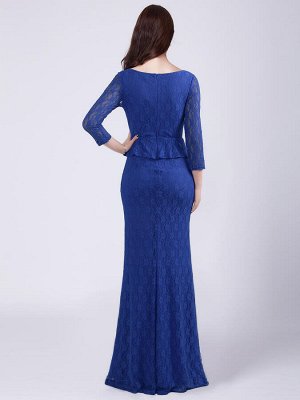Длинное кружевное синее платье с баской и серебристым поясом