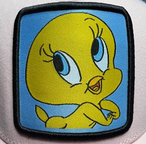 Бейсболка Бейсболка с мультяшными героями - это стильная и модная вещь, которая идеально подходит для взрослых. Она выполнена из хлопка спереди и сетки сзади, что обеспечивает комфорт и удобство при 