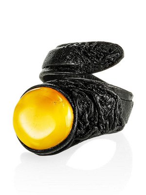 Стильное кольцо-змейка из кожи, украшенное натуральным медовым янтарём