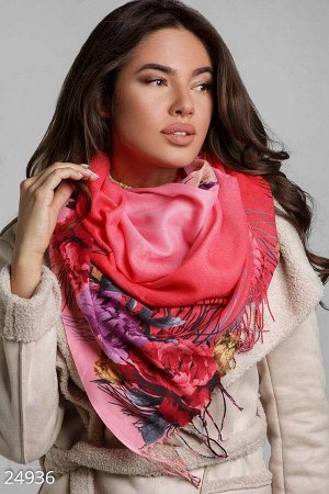 Яркий шарф-палантин